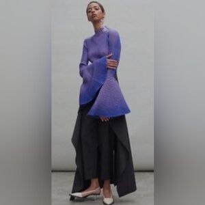 Solace London Blue Bell Sleeve Mockneck Sweater. Size 6